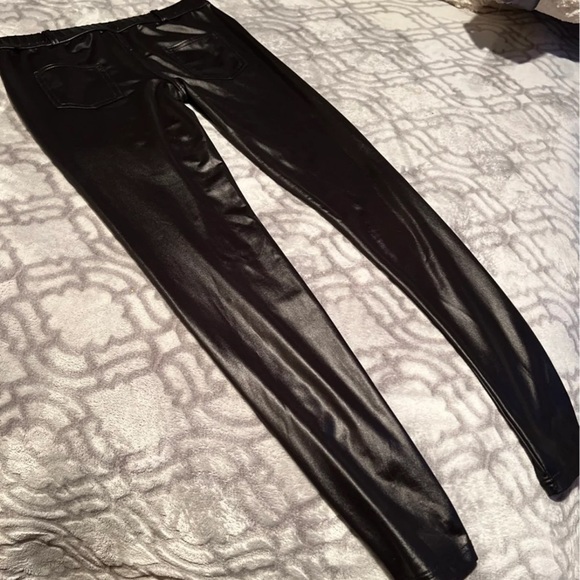 Faux leather black leggings with back pockets - Picture 2 of 6
